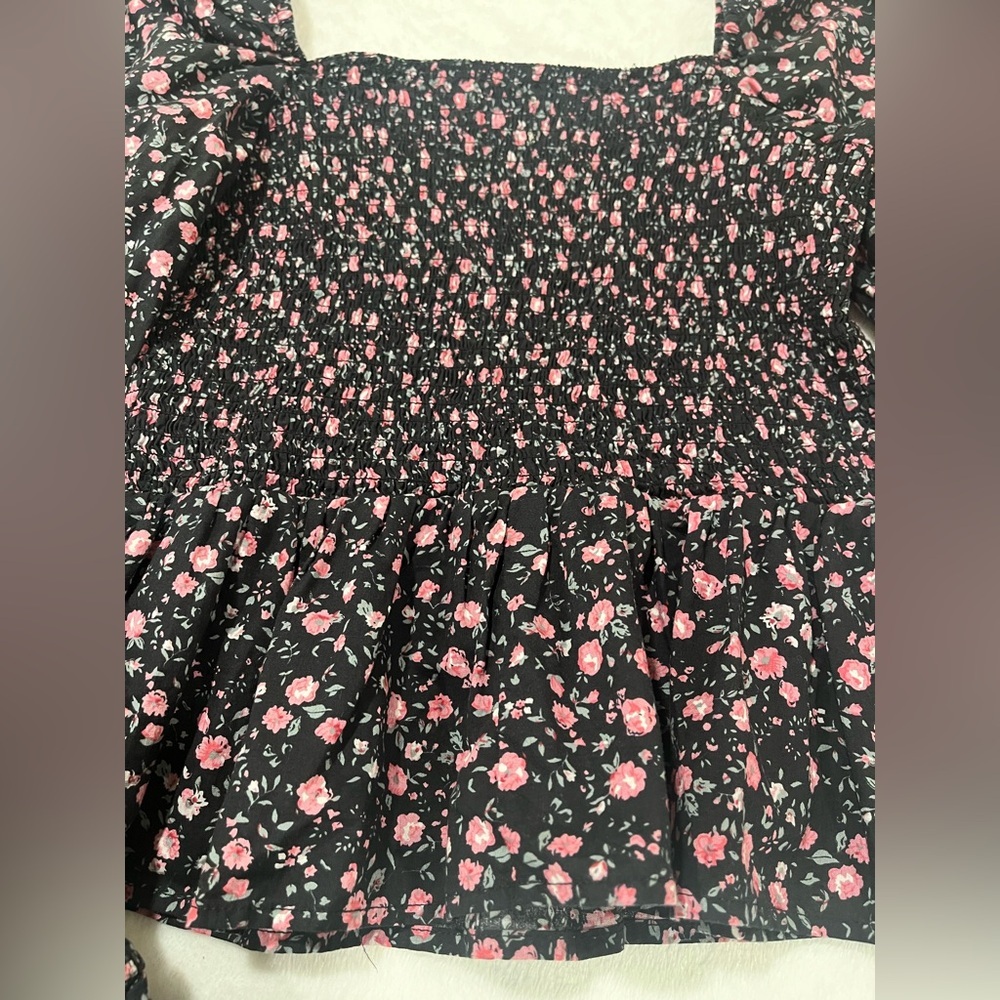 Small Dizzy Lizzy Long Balloon Sleeve Smocked Top. Size small - Picture 4 of 9